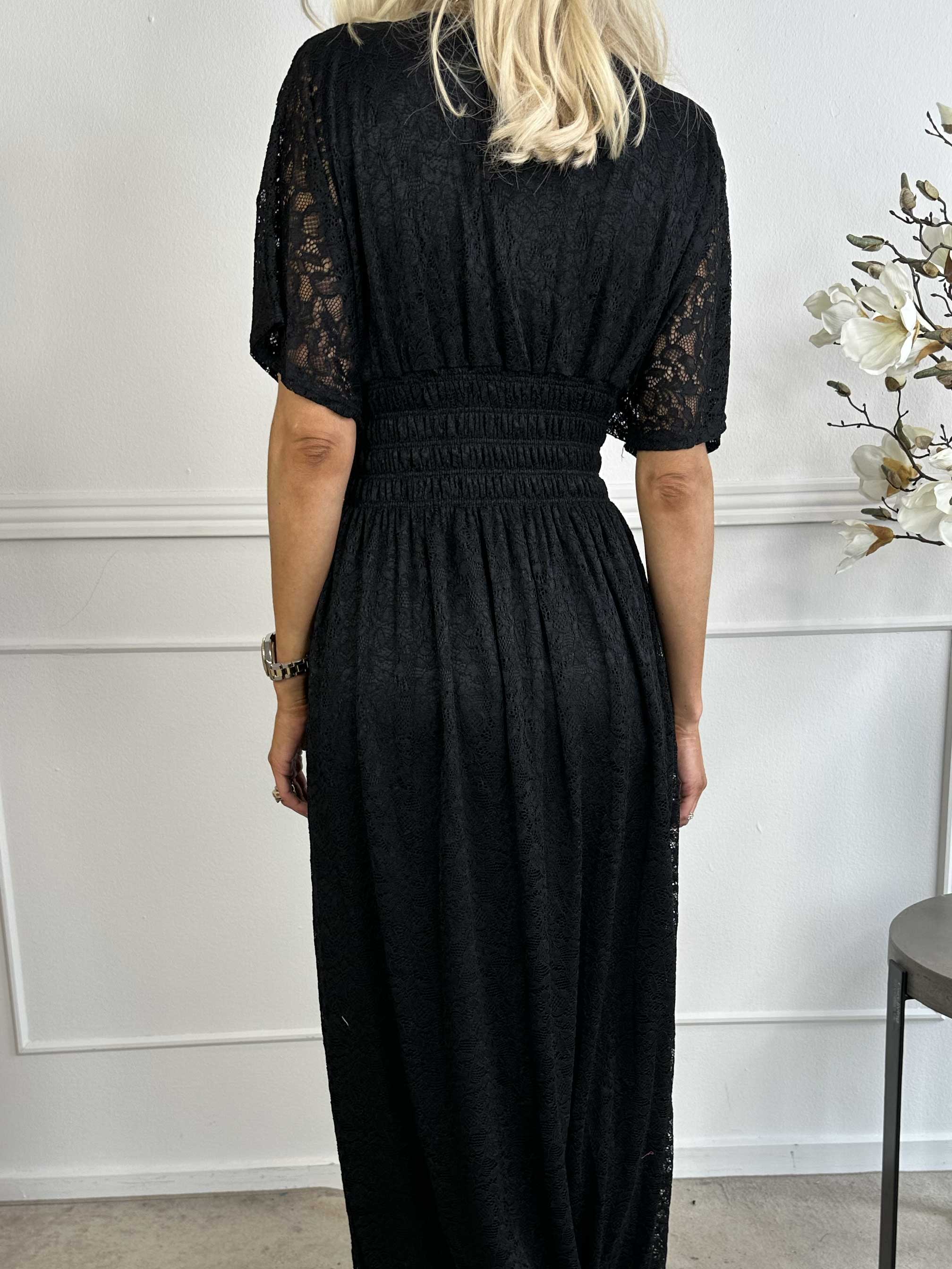 Pams Lace - Lång spetsklänning med smock under bysten